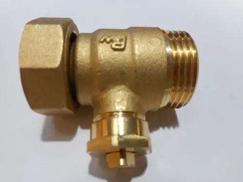 Goldfarbener Metallkugelhahn mit Überwurfmutter und Anschluss. Produkt könnte von Remeha stammen.